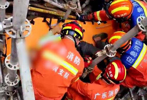 深圳一男子腰部受伤被困工地，消防人员克服复杂地形紧急救援