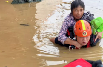 洪水围困“先救群众”，这就是人民至上！