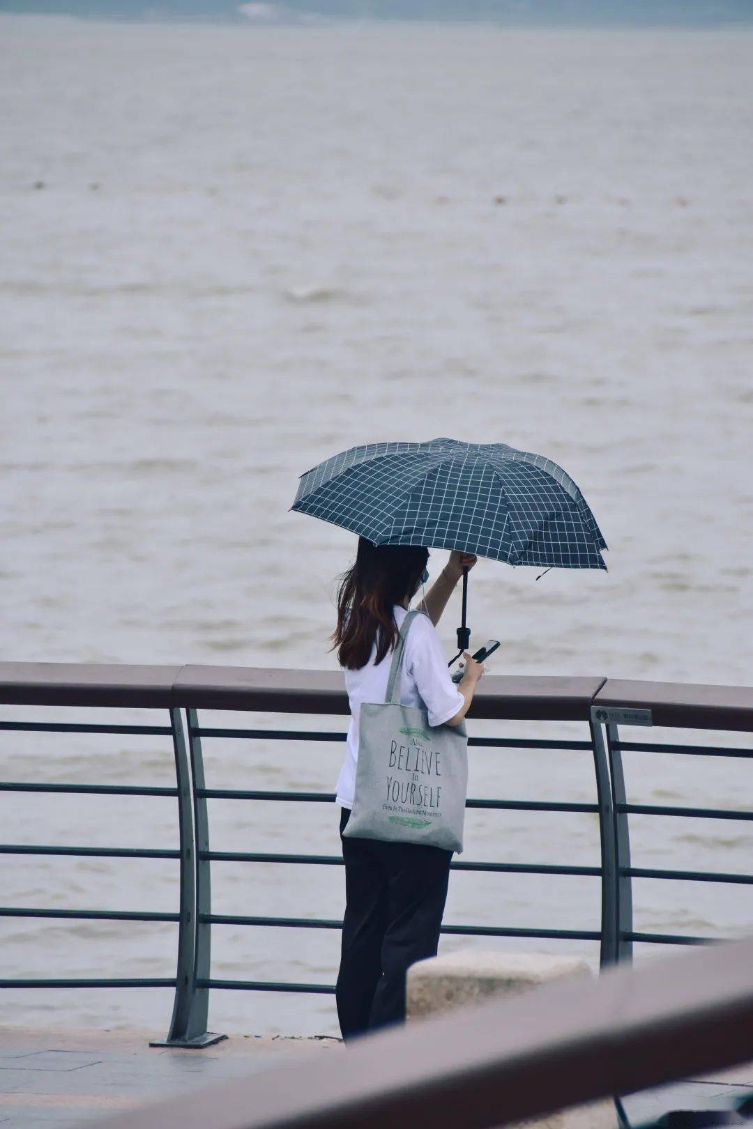 雨中打伞背影图片图片