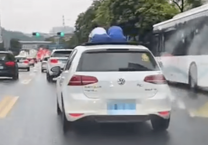 深圳2孩子探出天窗，坐车顶“兜风”？网友忙举报！交警找到家长后……