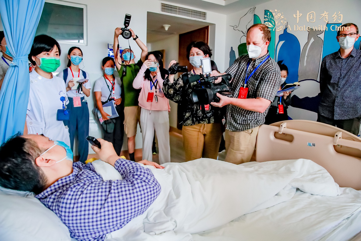 采访团在厦门大学第一附属医院采访日间手术病房