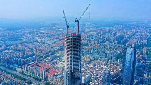 (项目封顶照图片来源:南都记者刘媚)