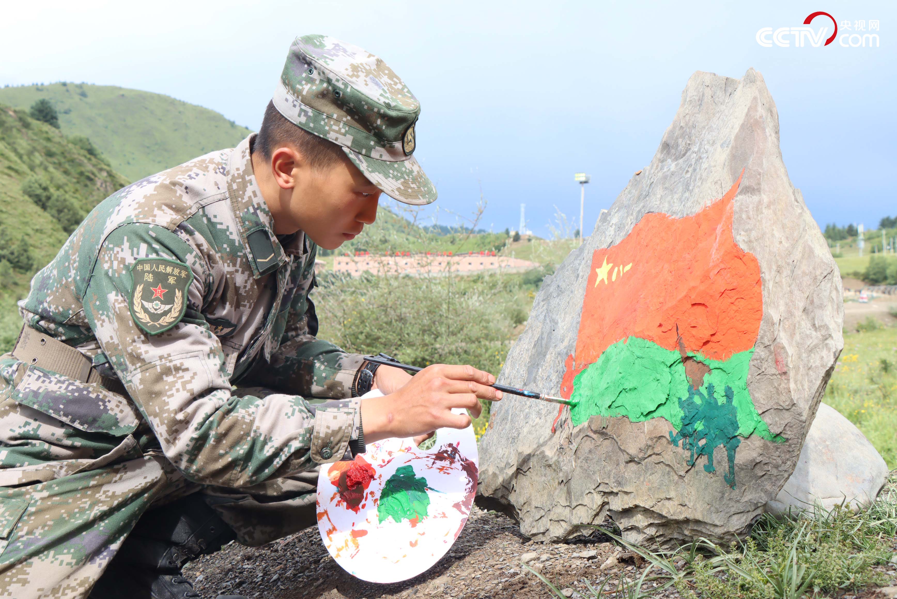 战士休息时间自发绘画军旗向军旗致敬
