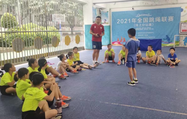 跳绳实力突飞猛进！深圳小学生在老师带领下暑期加训