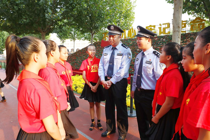天津市公安局持續深化社區警務與基層網格融合，基層民警對中小學生進行假期安全宣講。天津市公安局供圖