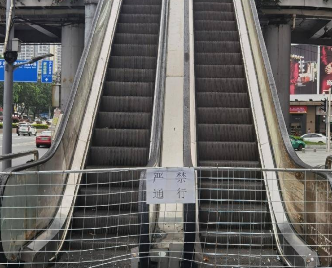 市民反映天河一天桥自动扶梯停运多年，回应：使用单位已倒闭