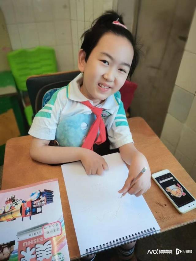 用上“灵魂砍价”后降价的诺西那生钠注射液的广州罕见病患儿晓谊。受访者供图