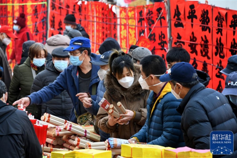 春节临近,山东省青岛市李村大集一派繁荣热闹的景象,琳琅满目的商品