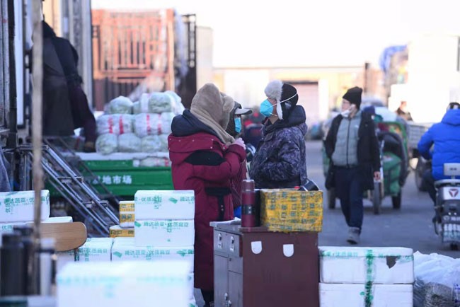 许恒坤在北京新发地市场采购果蔬。人民网记者李栋摄