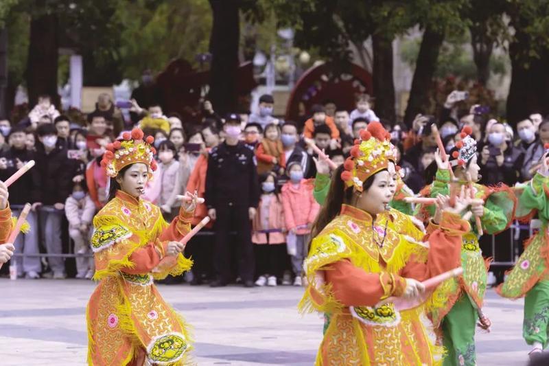 大年初一，潮阳西门女子英歌队在表演中。新华社发