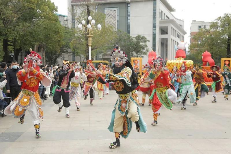 春节期间，英歌舞队参加潮阳区2023年新春文艺演出。（潮阳区委宣传部供图）