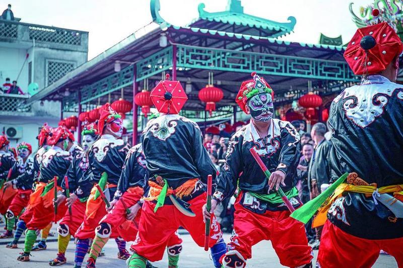 兔年正月初一，广东汕尾陆丰市甲子镇举办甲子英歌巡游活动。（陈铿铨摄）