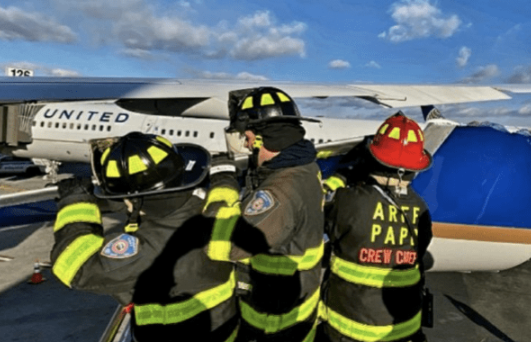 美国两架波音客机在机场相撞现场曝光！一架满载乘客机翼折断