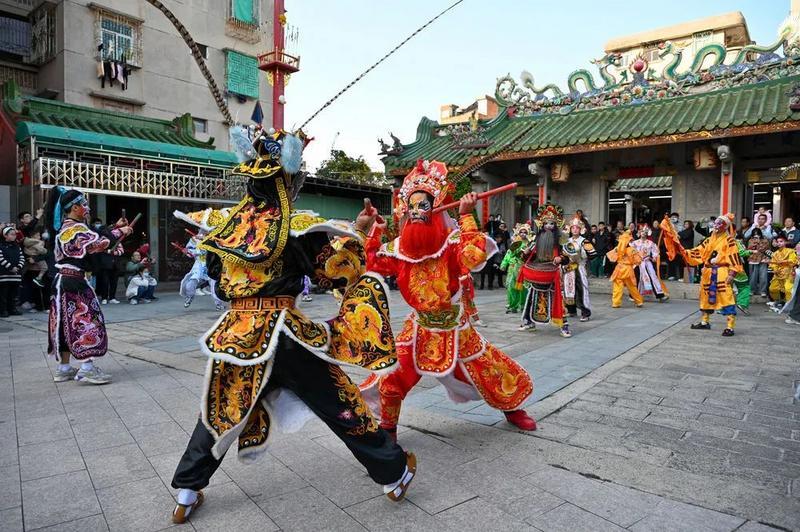 2023年1月29日（农历正月初八），汕头市濠门英歌队在达濠古城进行英歌表演。新华社发